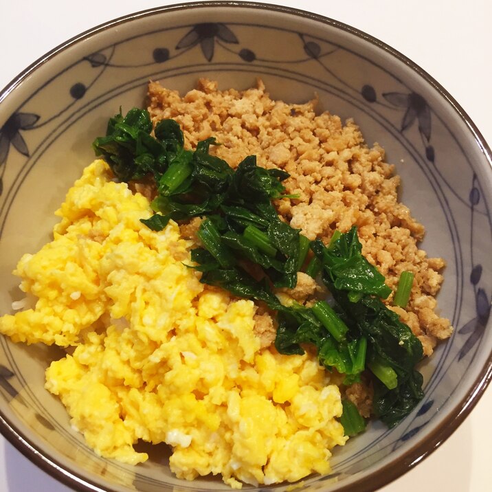 鶏そぼろの三色丼